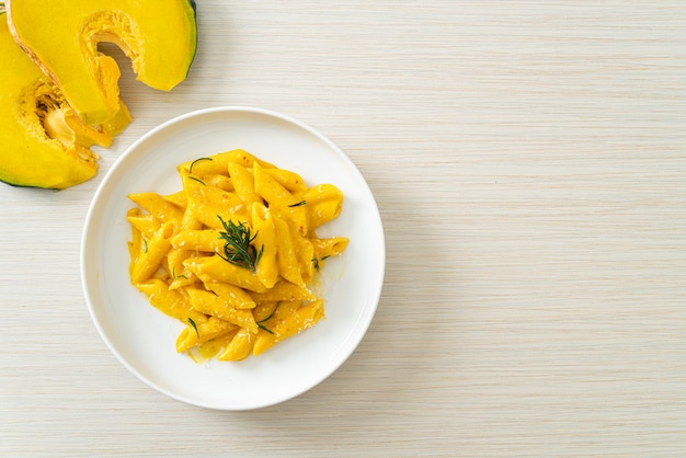 Penne-Nudeln mit Butternut-Kürbis-Sahnesauce und Rosmarin