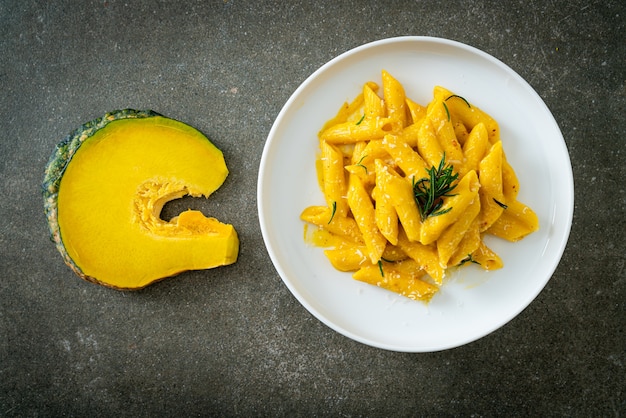 Penne-Nudeln mit Butternut-Kürbis-Sahnesauce und Rosmarin