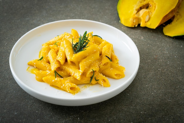 Penne-Nudeln mit Butternut-Kürbis-Sahnesauce und Rosmarin