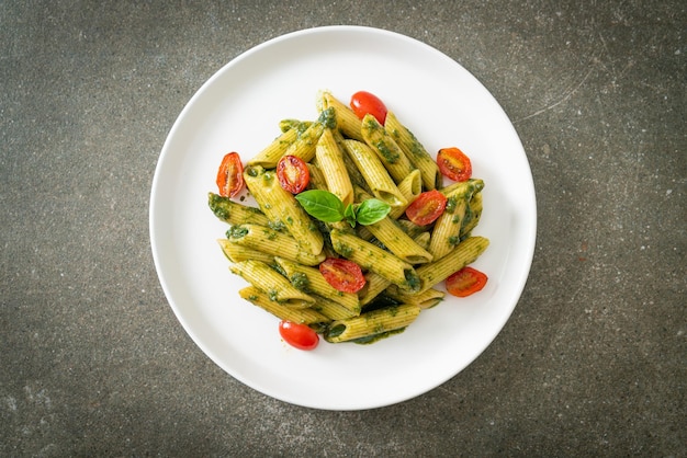 Penne-Nudeln mit Pesto-Sauce und Tomaten