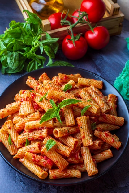 Penne-Nudeln mit Tomatensauce