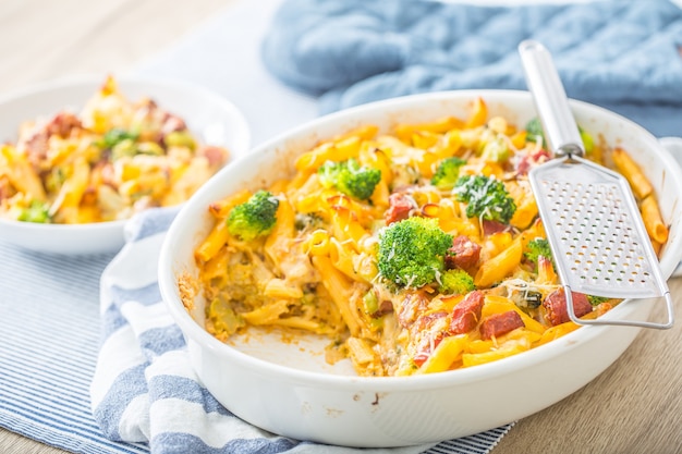 Foto penne de pasta al horno con brócoli, queso mozzarela de cuello de cerdo ahumado y otros ingredientes.