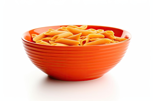 Penne pasta bowls isolados em fundo branco