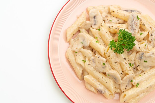 Penne Pasta Carbonara Sahnesauce mit Pilzen