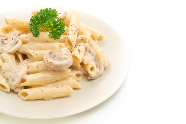 Penne Pasta Carbonara Sahnesauce mit Pilzen