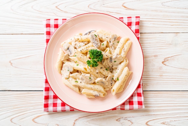 Penne Pasta Carbonara Sahnesauce mit Pilzen