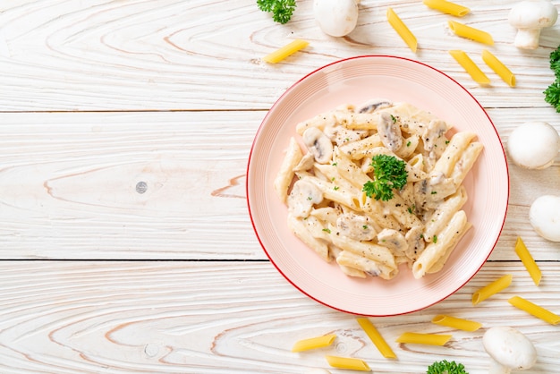 Penne Pasta Carbonara Sahnesauce mit Pilzen