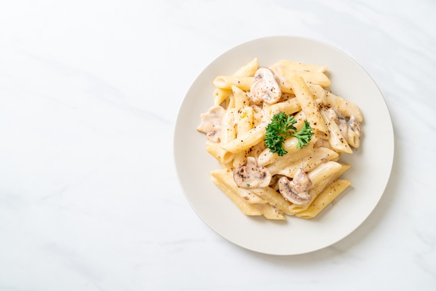 Penne Pasta Carbonara Sahnesauce mit Pilzen