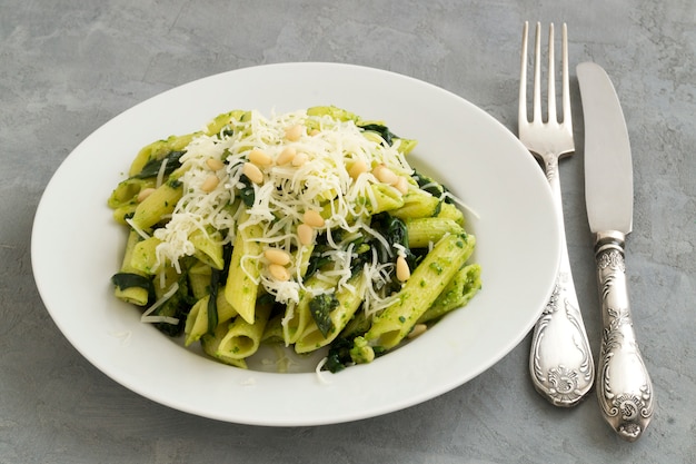 Penne pasta con espinacas