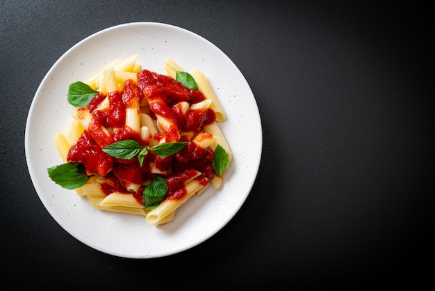 Penne Pasta in Tomatensauce, italienische Art zu essen