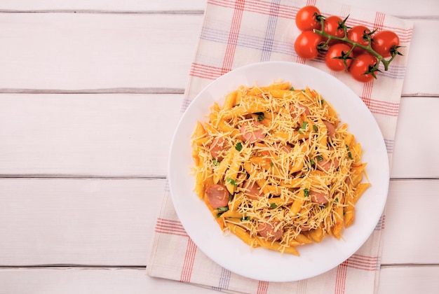 Penne-Pasta in Tomatensauce mit Würstchen und Käse