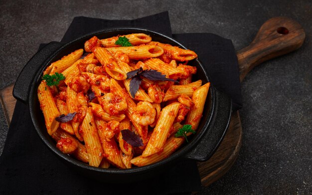 Foto penne pasta mit garnelen in tomatensauce nahaufnahme keine menschen