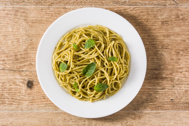 Penne Pasta mit Pesto-Sauce auf Holztisch