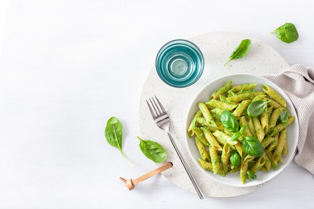 Penne Pasta mit Spinat-Basilikum-Pesto-Sauce