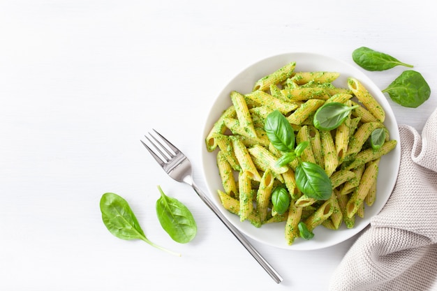 Penne Pasta mit Spinat-Basilikum-Pesto-Sauce