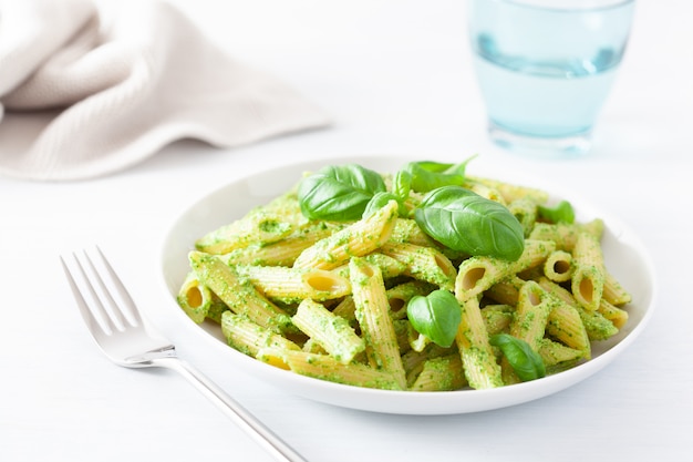 Penne Pasta mit Spinat-Basilikum-Pesto-Sauce