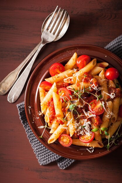 Penne Pasta mit Tomaten und Parmesan