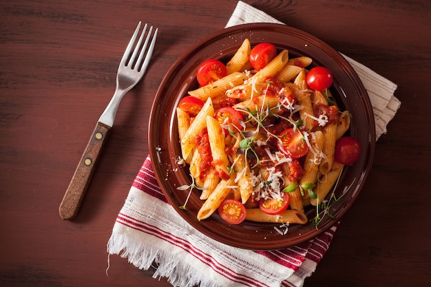 Penne Pasta mit Tomaten und Parmesan