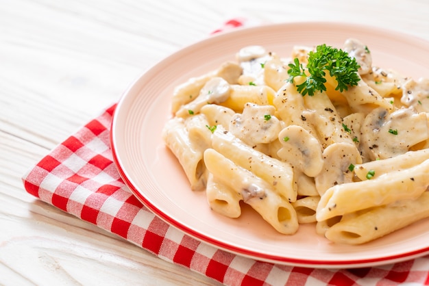 penne pasta salsa de crema carbonara con champiñones