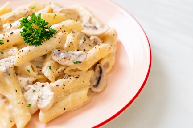 penne pasta salsa de crema carbonara con champiñones