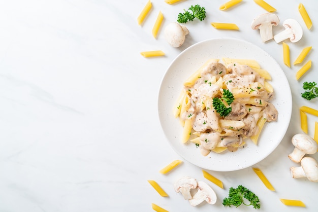 penne pasta salsa de crema carbonara con champiñones