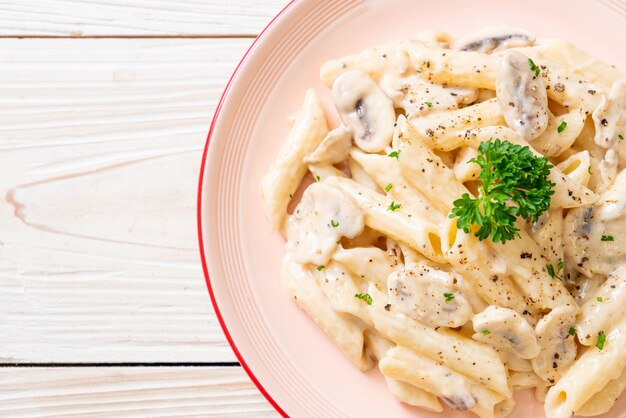 penne pasta salsa de crema carbonara con champiñones