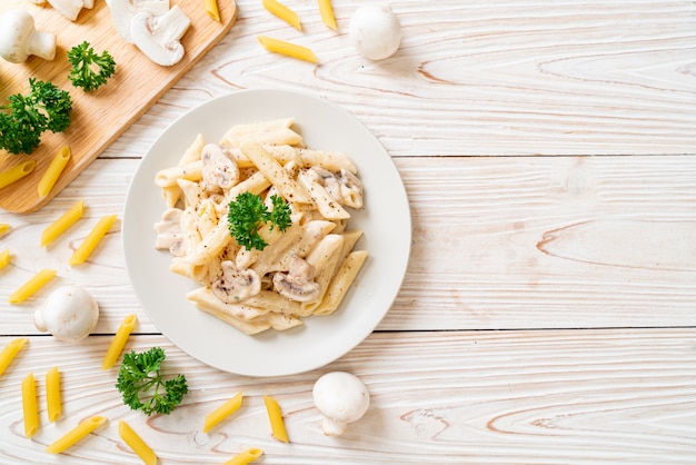 penne pasta salsa de crema carbonara con champiñones