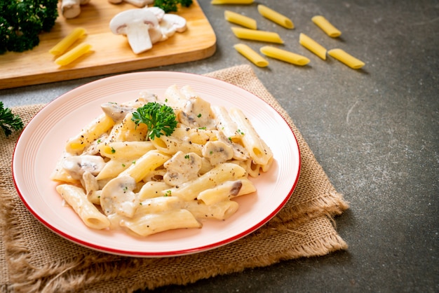 penne pasta salsa de crema carbonara con champiñones