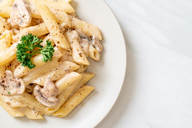 penne pasta salsa de crema carbonara con champiñones