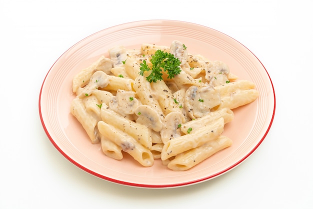 penne pasta salsa de crema carbonara con champiñones