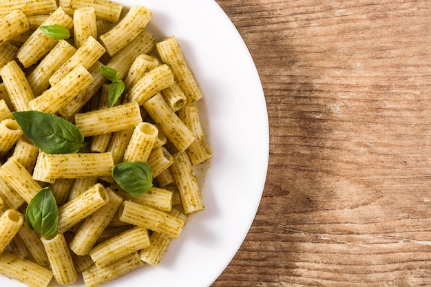 Penne pasta con salsa de pesto