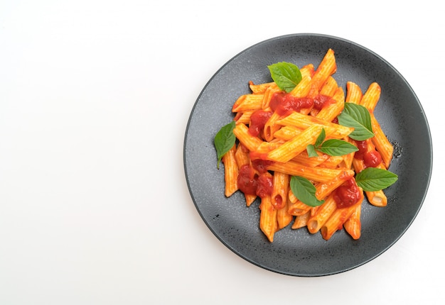 Foto penne pasta en salsa de tomate