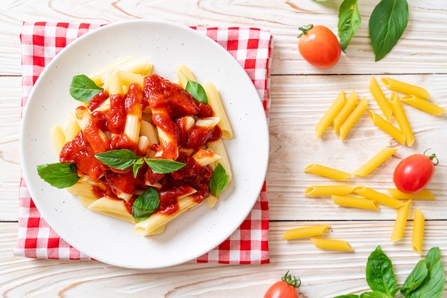 Penne pasta en salsa de tomate