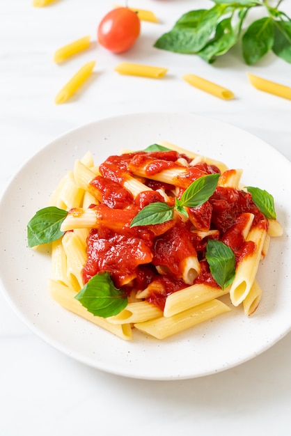 Penne pasta en salsa de tomate