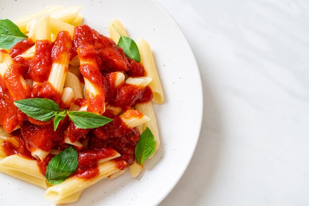 Penne pasta en salsa de tomate