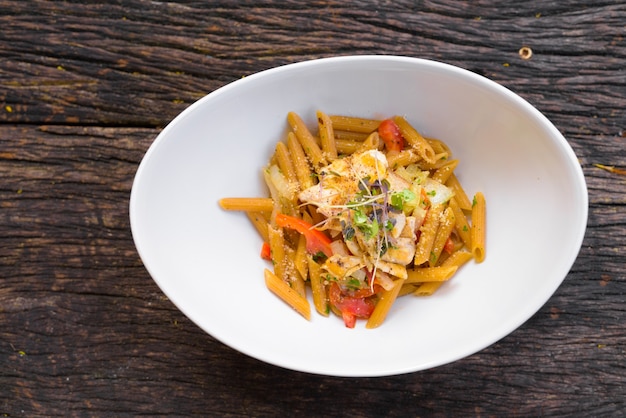 Penne con queso y tomates frescos