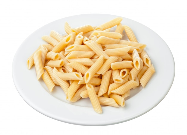 Penne rigate em tigela de porcelana isolada