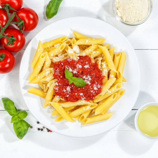 Penne Rigatoni Rigate refeição de vista superior da Itália almoço com molho de tomate em um prato quadrado