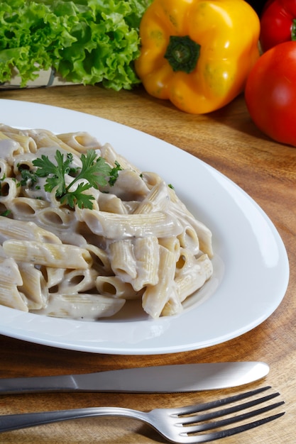 Foto penne con salsa blanca