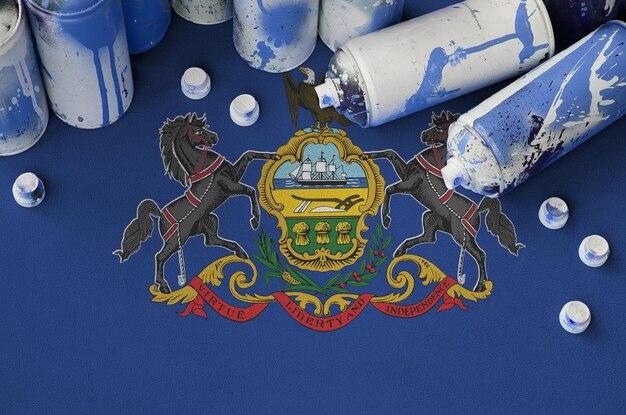 Pennsylvania US-Staatsflagge und wenige gebrauchte Aerosol-Sprühdosen für Graffiti-Malerei Street-Art-Kultur