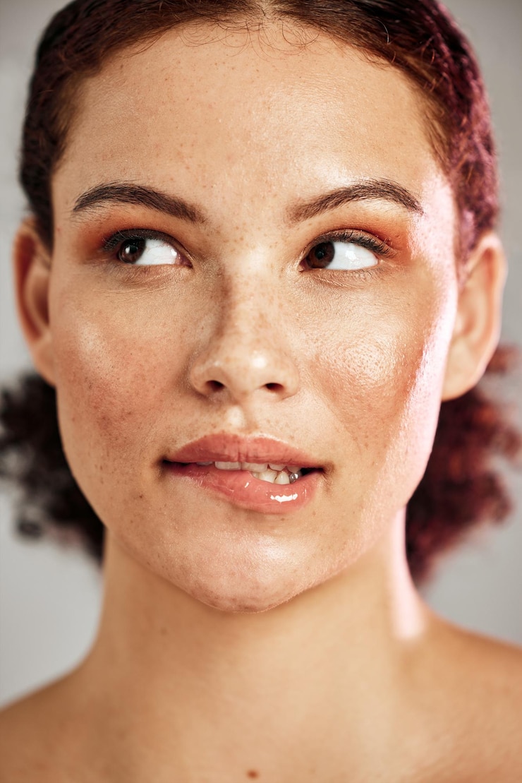 Foto pensamento de beleza e mulher no estúdio para conteúdo de autocuidado e cosméticos de maquiagem e calma modelo de rosto e menina de contemplação relaxa com beleza facial e rotina de bem-estar ou cuidados com a pele e higiene