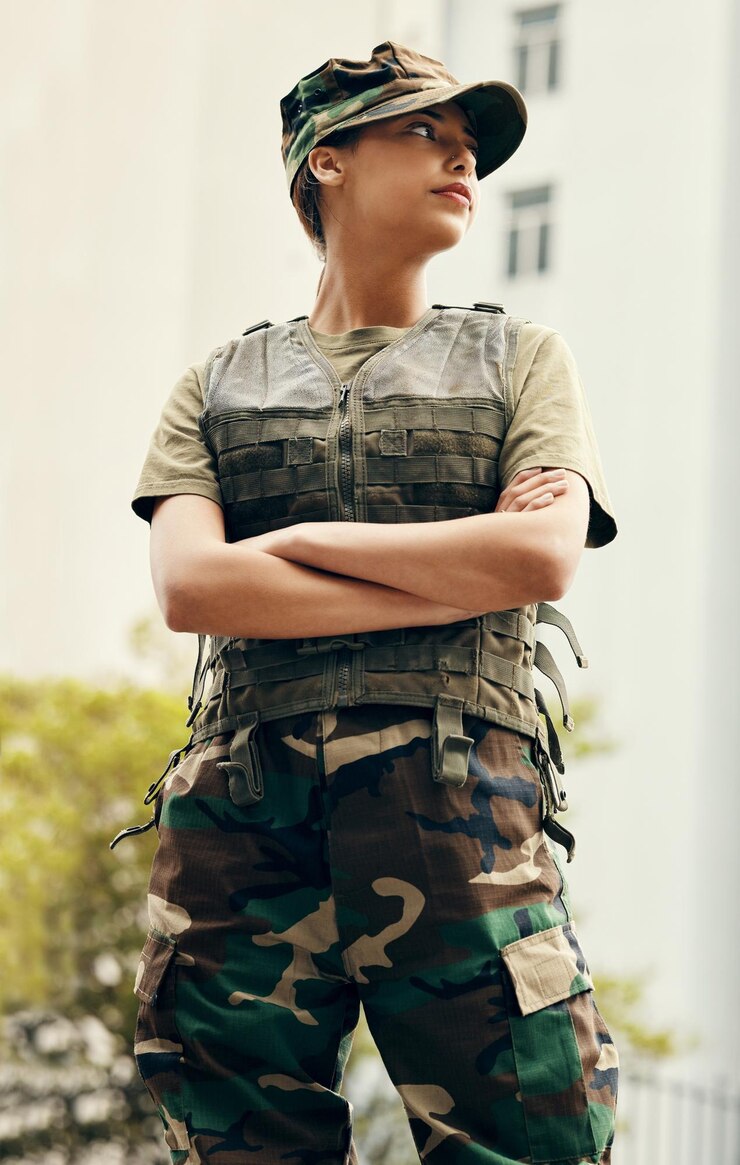 Foto pensamento do exército e braços cruzados com uma mulher confiante em uniforme para serviço de segurança ou patriotismo idéia militar e um jovem soldado de guerra sério parecendo confiante ou pronto para a batalha camuflado