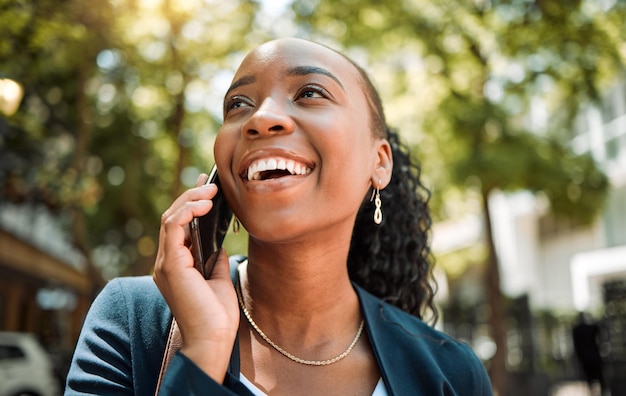 Pensamento feliz e uma mulher negra em uma chamada telefônica na cidade para rede de comunicação e conversar ideias de sorriso e um empregado africano falando em um celular na cidade para planejamento de trabalho ou contato