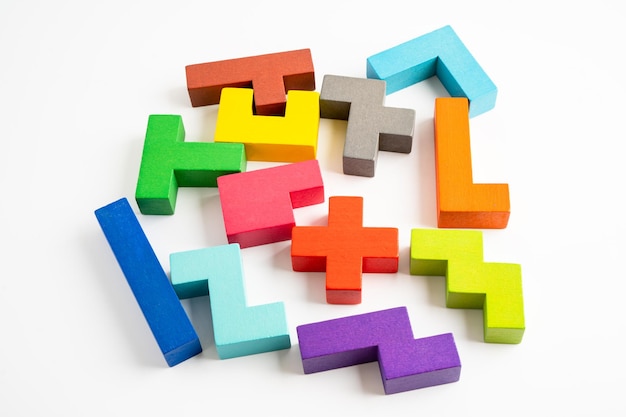 Foto pensamento lógico e resolução de problemas conceito de solução de negócios criativo quebra-cabeça de madeira forma geométrica forma de bloco