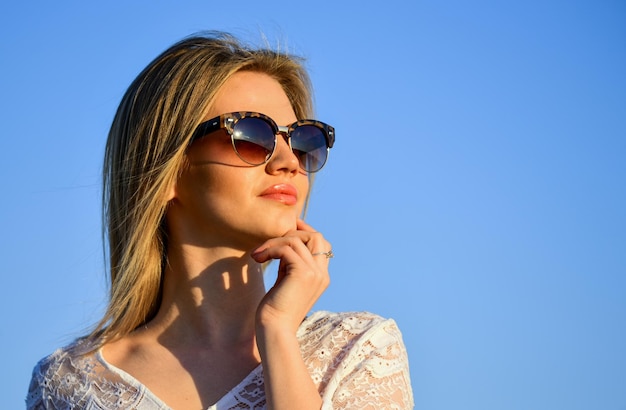 Pensamentos importantes primavera humor garota sexy com cabelo loiro no fundo do céu perfeito pôr do sol ou nascer do sol mulher bonita usar óculos de sol feminino verão moda sensual beleza em vestido branco ao ar livre