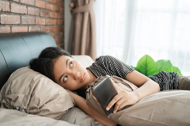 Pensamiento adolescente mientras está en línea usando el teléfono