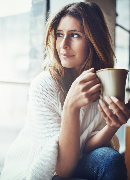 El pensamiento del café y la mujer se relajan en casa con una deliciosa taza de cafeína, café expreso o capuchino.