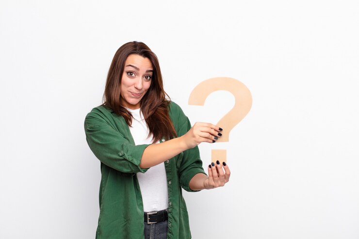 Foto pensamiento dudoso confundido sosteniendo el símbolo $ para formar una palabra o una oración