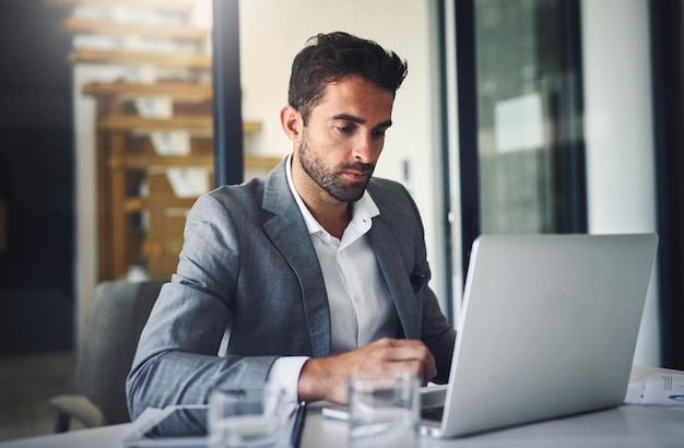 Pensamiento empresarial y hombre con solución de computadora portátil y profesional corporativo con pensamientos maravillosos e internet Persona consultora o empleado con comercio de PC o propuesta de escritura con resolución de problemas