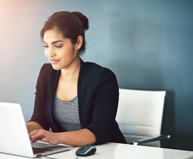 Pensamiento empresarial y mujer con solución portátil y oportunidad con resolución de problemas planificación y decisión persona empresario y periodista con ideas internet y PC para investigación y elección